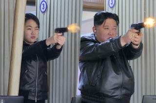 13-letnia córka Kim Dzong Una bawi się pistoletami. Ojciec szykuje ją na następczynię