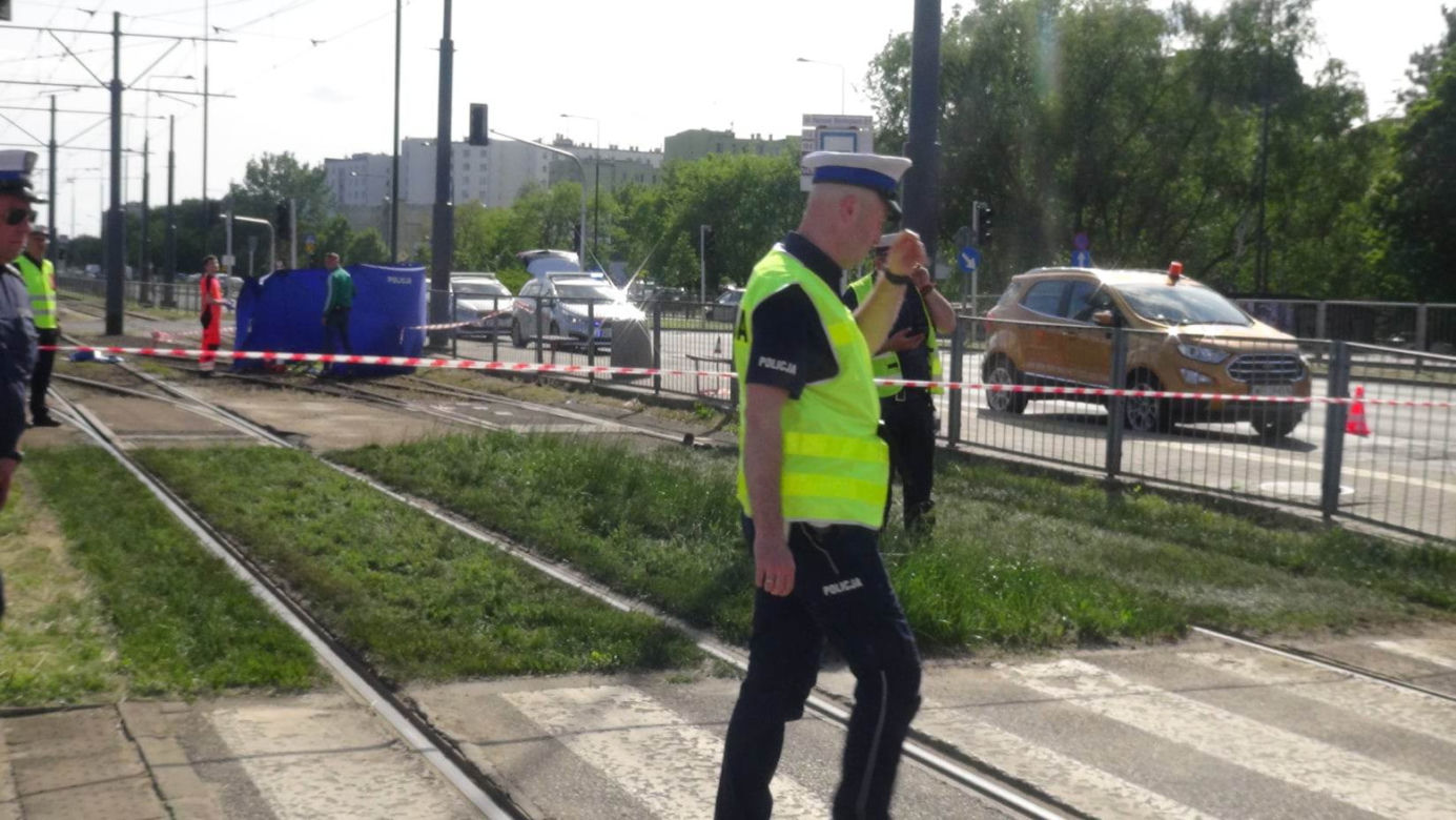 Makabryczny wypadek na Nowym Bemowie. Nie żyje mężczyzna zmiażdżony przez tramwaj