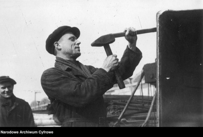 QUIZ PRL. Czy się stoi, czy się leży, trzy tysiące się należy. Tak pracowano w PRL-u