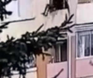 Wnuczek wyrzucił babcię z balkonu, nie pójdzie do więzienia