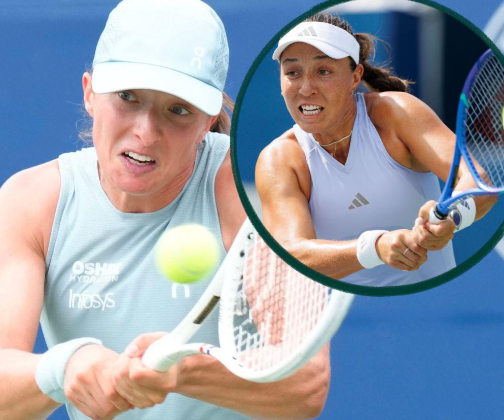 Iga Świątek odbija piłkę. Obok na miniaturze Jessica Pegula. O meczu w Cincinnati przeczytasz na SE Supersport.