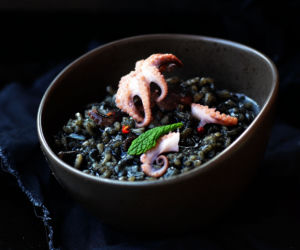 Czarne risotto z ośmiorniczkami: idealny przepis na Halloween