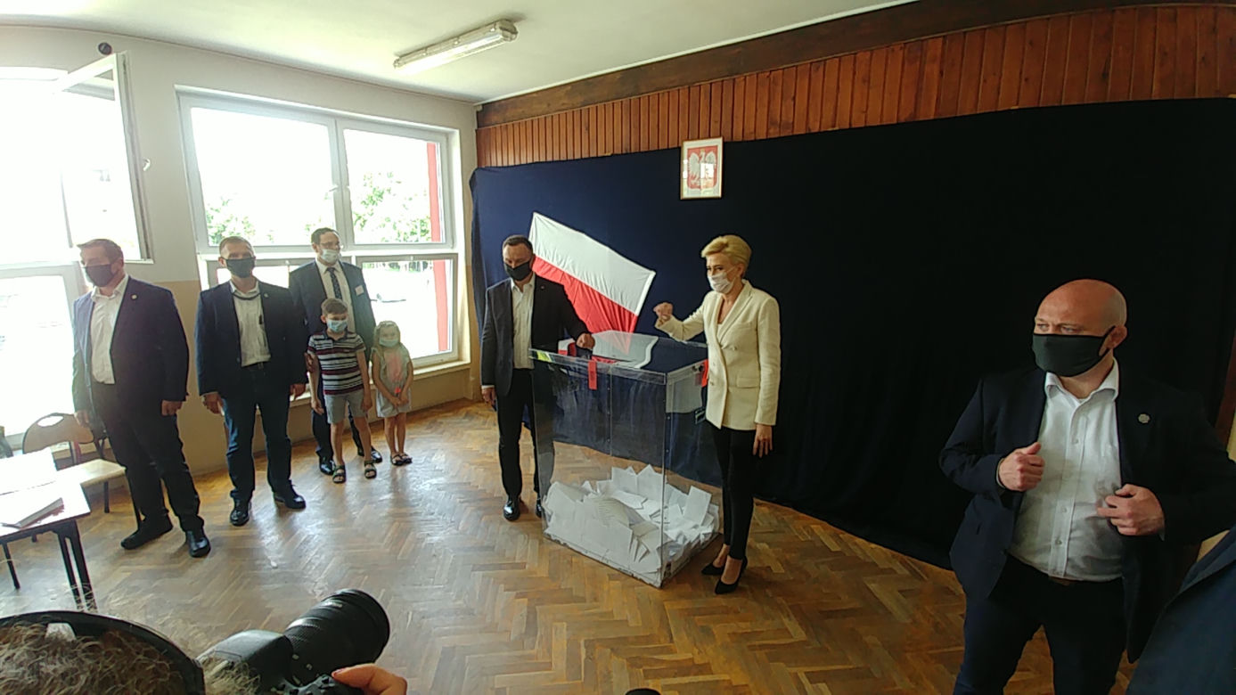 Andrzej Duda zagłosował w jednym z lokali w Krakowie wraz z Pierwszą Damą