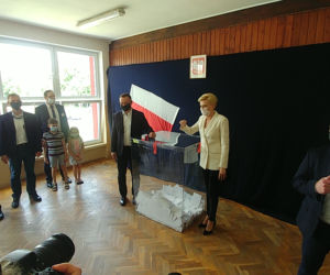 Andrzej Duda zagłosował w jednym z lokali w Krakowie wraz z Pierwszą Damą
