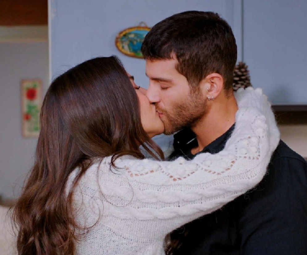 Cihan i Zeynep całują się, okazując pojednanie i czułość w 339. odcinku serialu „Miłość i nadzieja”. Kobieta obejmuje mężczyznę, nosząc biały, pleciony sweter. Ich miłość jest w centrum uwagi, o czym można przeczytać na Super Seriale.