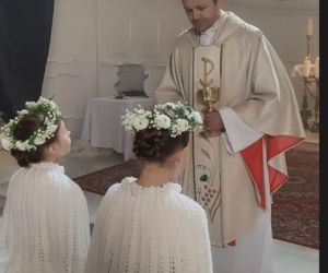 Stulecie Winnych 4 sezon na planie. Ksiądz Ignacy (Lesław Żurek), Mania (Magdalena Walach), Julia (Nadia Głazińska)