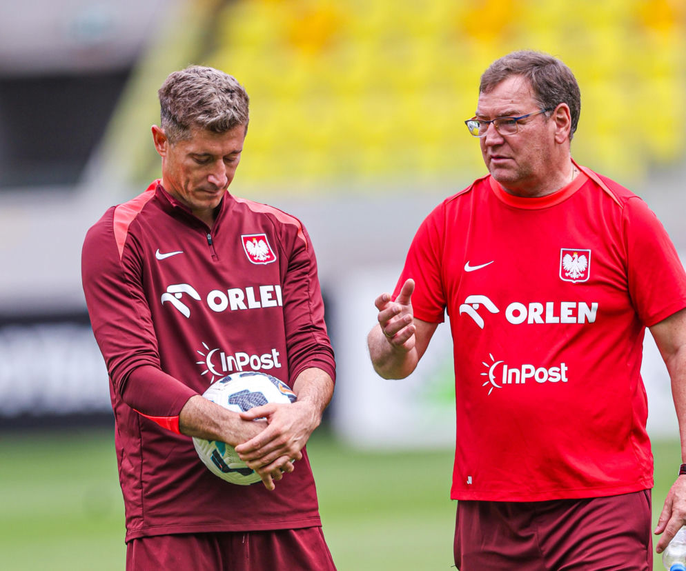 Robert Lewandowski trzyma piłkę obok selekcjonera Czesława Michniewicza. O zgrupowaniu kadry przeczytasz na Eska2.