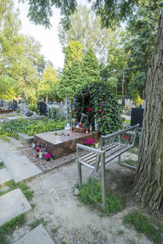 Grób Kory tonie w kwiatach