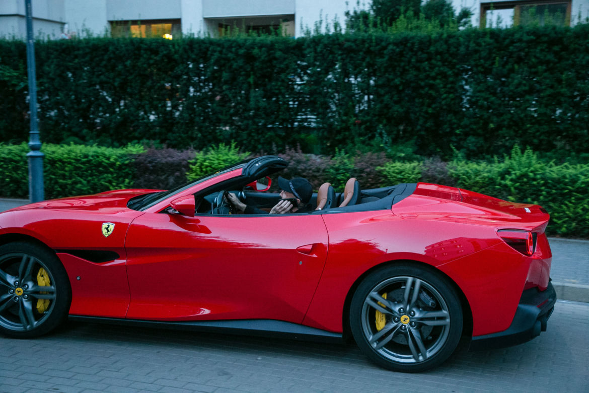 Patryk Vega w Ferrari Portofino wartym milion złotych