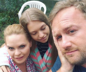 Przyjaciółki 8 sezon. Paweł (Bartłomiej Kasprzykowski) Julka (Nicole Bogdanowicz), Anka (Magdalena Stużyńska)