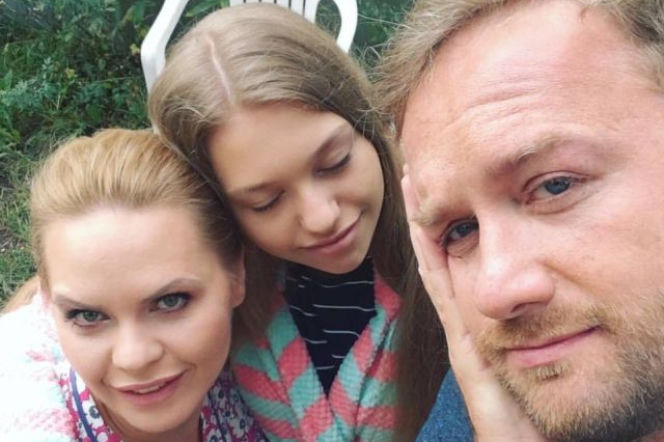 Przyjaciółki 8 sezon. Paweł (Bartłomiej Kasprzykowski) Julka (Nicole Bogdanowicz), Anka (Magdalena Stużyńska)