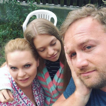 Przyjaciółki 8 sezon. Paweł (Bartłomiej Kasprzykowski) Julka (Nicole Bogdanowicz), Anka (Magdalena Stużyńska)