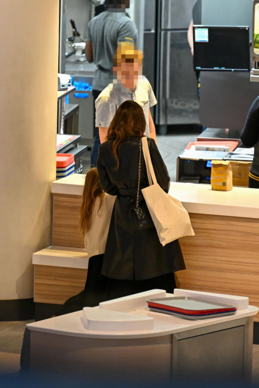 Weronika Rosati kurzy w McDonaldzie przy dziecku
