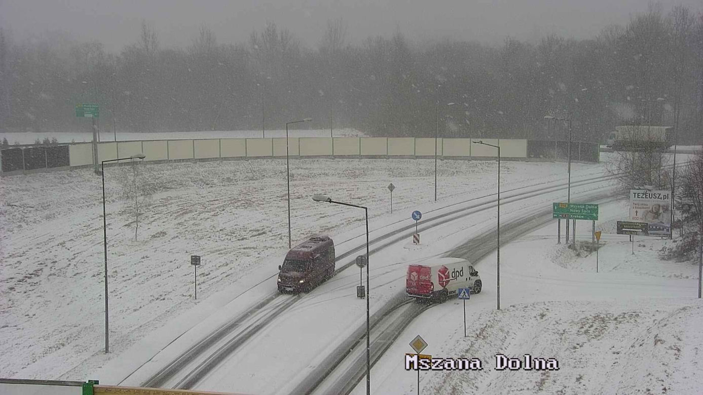 Trudne warunki na drogach przez burzę śnieżną