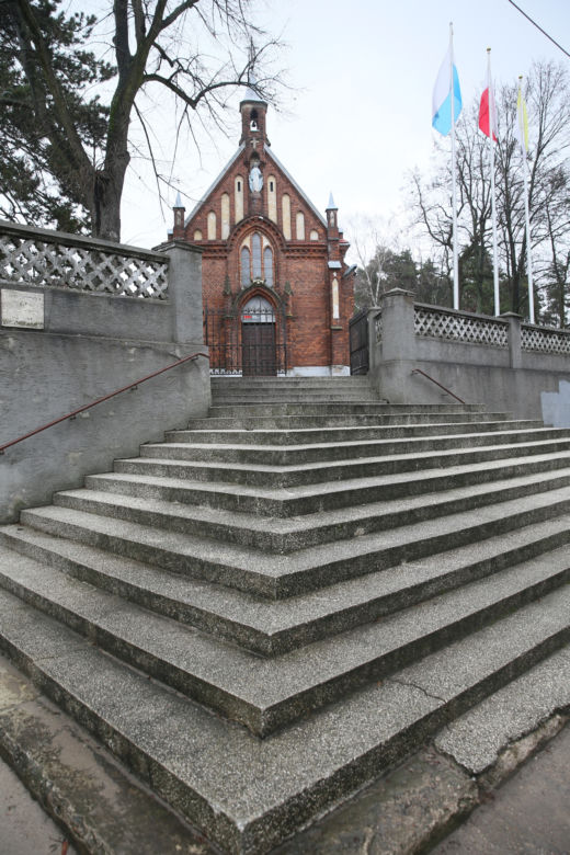 Auta spadają z kościelnych schodów. To kolejny taki przypadek