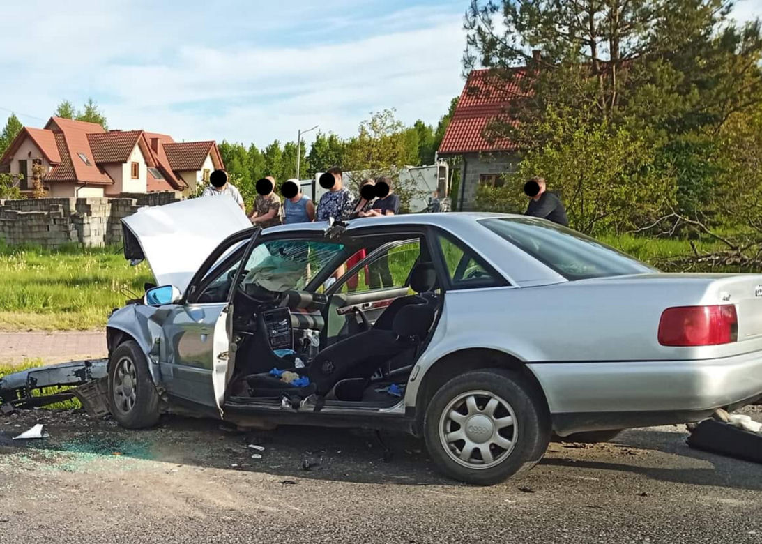 Potworne zderzenie pod Radomiem. Kierowca audi zmarł w szpitalu! [ZDJĘCIA].
