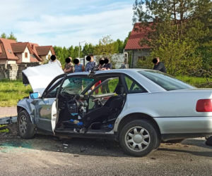 Potworne zderzenie pod Radomiem. Kierowca audi zmarł w szpitalu! [ZDJĘCIA].