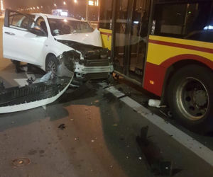 Wbił się w autobus
