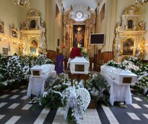 Pogrzeb ofiar wypadku w Elżbietowie. Weroniko, Julko. Tak niespodziewanie zajęłyście miejsca w anielskich ławeczkach” [Relacja z uroczystości]