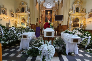 Pogrzeb ofiar wypadku w Elżbietowie. Morze łez nad trzema białymi trumienkami [ZAPIS RELACJI]