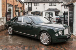 Ten Bentley woził brytyjską królową, a teraz jest na sprzedaż. Jaki ma przebieg i ile kosztuje?