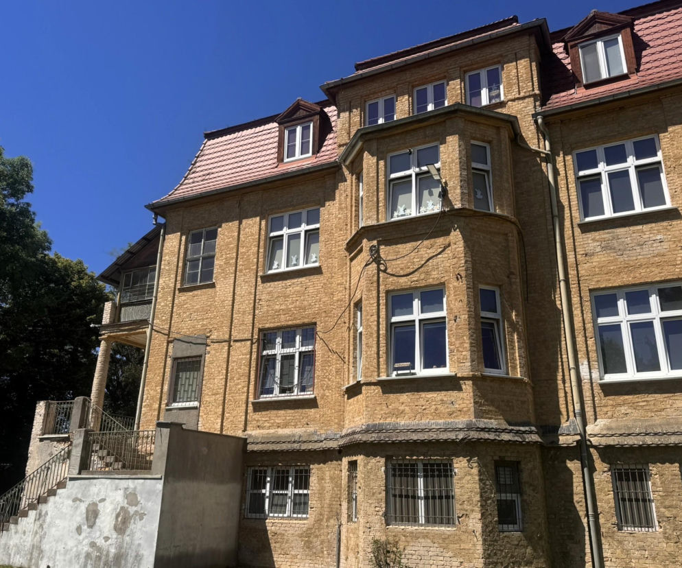 Budynek Przedszkola Miejskiego nr 27 w Gorzowie przed modernizacją. Widoczna ceglana elewacja z licznymi oknami i wykuszem. Zdjęcie ilustruje temat remontu placówki, o którym przeczytasz więcej na naszym portalu.
