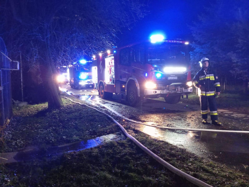 Pożar w budynku przy stajni na terenie dworku w Jeziorkach. Straty duże, ale konie całe
