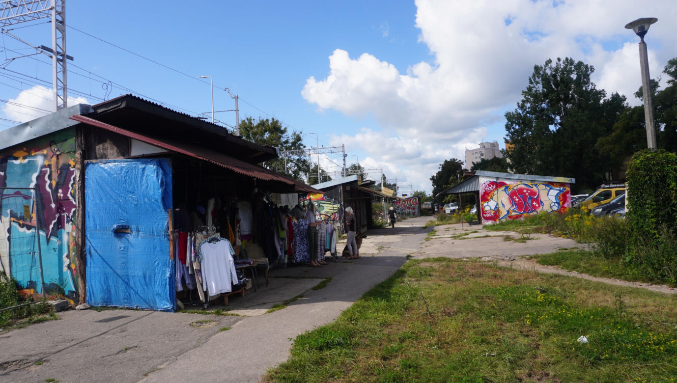 Zdemolowane rudery niemal w centrum Olsztyna. „Smród bywa podobno nie do zniesienia” [ZDJĘCIA]
