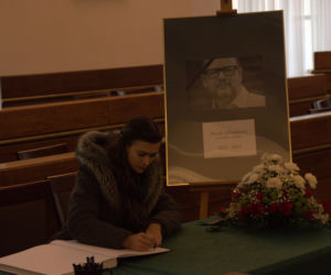 Lublin: Flaga miasta opuszczona do połowy masztu. W południe wybrzmiała „Cisza”