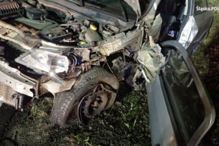 Zjechała z pasa i czołowo zderzyła się z oplem. Dwie osoby w szpitalu