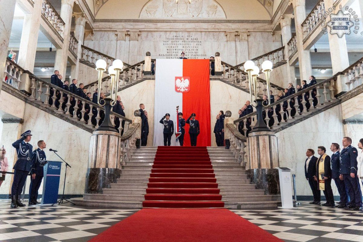 Nowi policjanci zasilili szeregi śląskiej policji! Wśród nich osiem policjantek