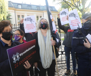Aborcja niezgodna z konstytucją. Protest przed Trybunałem Konstytucyjnym