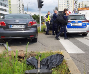 Roztrzaskany radiowóz na Ursynowie. Policjanci uderzyli w osobówkę