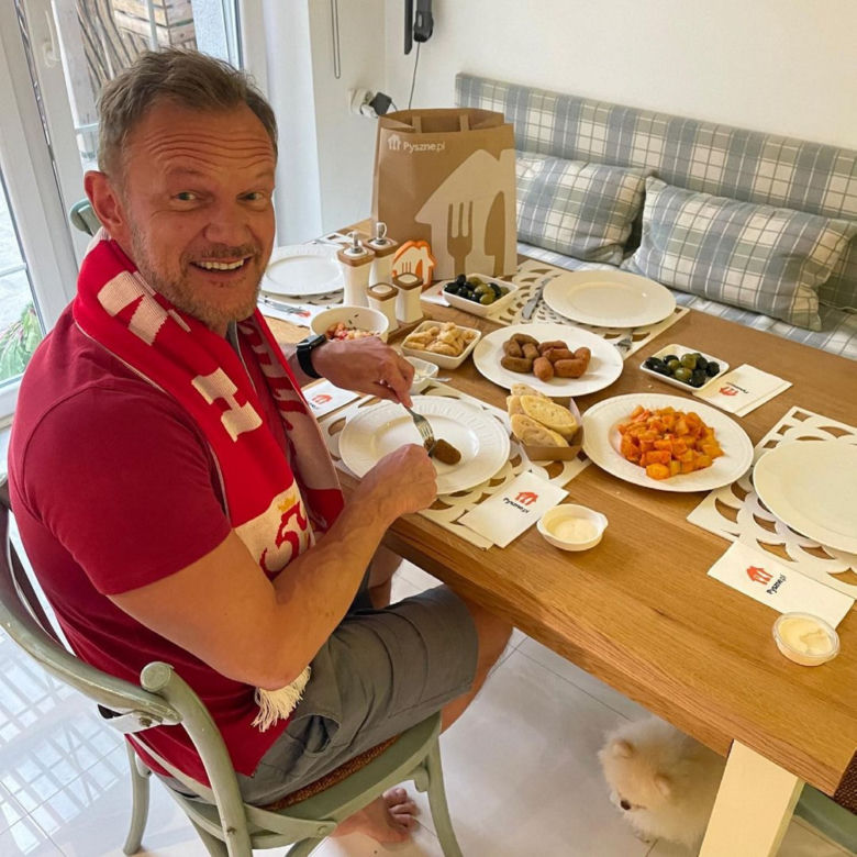 Cezary Pazura pałaszuje!