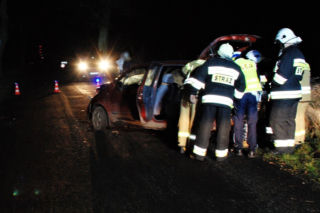 Matiz kontra drzewo. Mężczyzna rozwalił Daewoo mając blisko 2 promile alkoholu w organizmie
