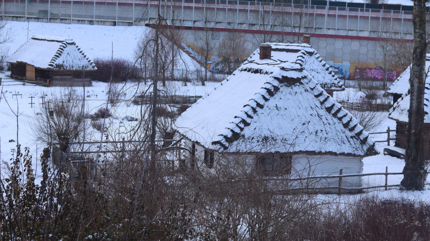 Cicho i wszędzie biało. Tak prezentuje się skansen w Lublinie w zimowej odsłonie! [GALERIA]