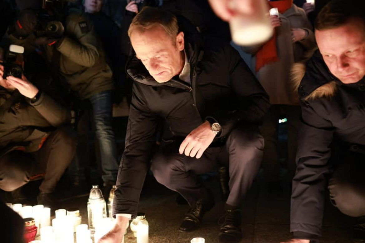 Donald Tusk składa znicze w hołdzie ofiar pandemii