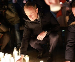 Donald Tusk składa znicze w hołdzie ofiar pandemii