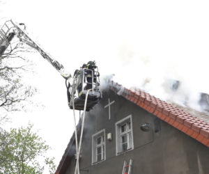 Ogień na plebanii pojawił się w czasie mszy. Żywioł strawił majątek parafian 