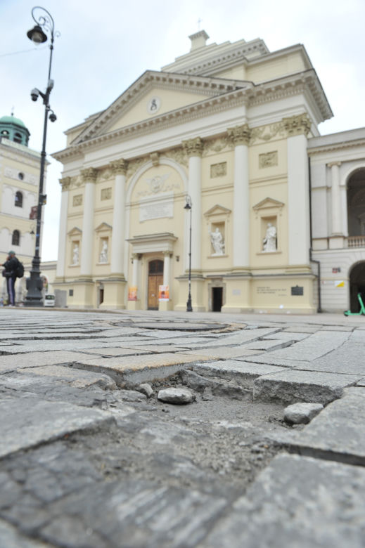 Kawałki Traktu Królewskiego można zabrać do domu. Reprezentatywne ulice stolicy są w opłakanym stanie!