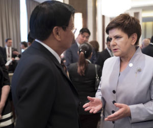 Ona pracuje dla kraju, on piłuje dla domu