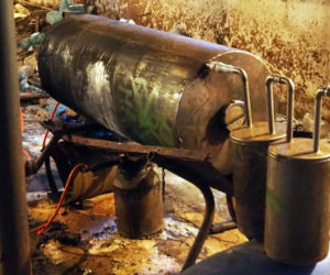 Gmina Sidra. Bimbrownia w oborze. KAS przechwyciła setki litrów nielegalnego alkoholu