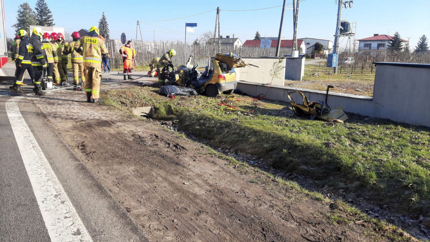 Makabryczny wypadek w Coniewie. Czołowo zderzyła się osobówka z ciężarówką. Nie żyje jedna osoba