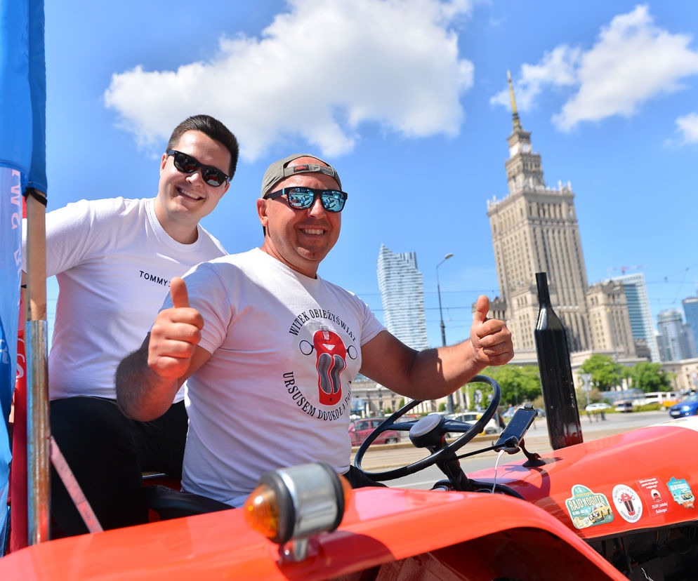 Wjechał do centrum na traktorze. Otoczyła go policja