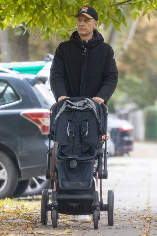 Michał Żebrowski  dojada na mieście 