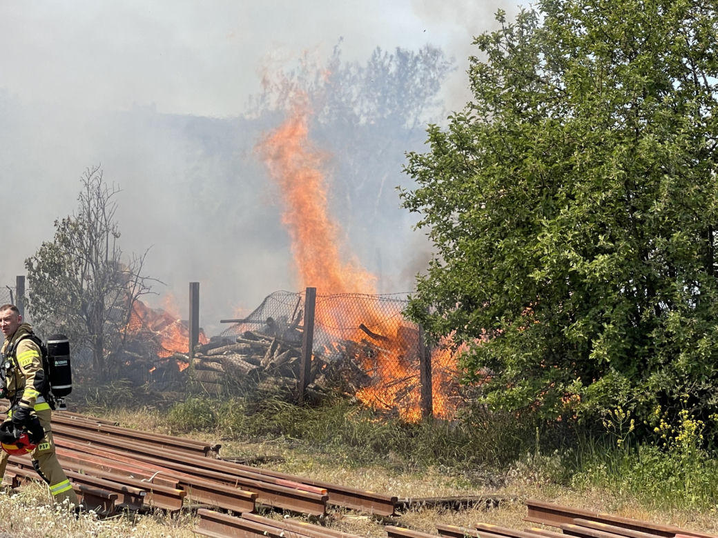 Kłęby czarnego dymu unoszą się nad Warszawą! Kolejny gigantyczny pożar, tym razem na Pradze!