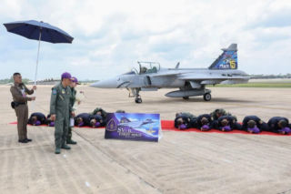Królowa Tajlandii za sterami myśliwca Gripen. Od stewardesy do pilota bojowego
