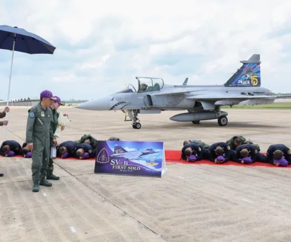 Królowa Tajlandii za sterami myśliwca Gripen. Od stewardesy do pilota bojowego