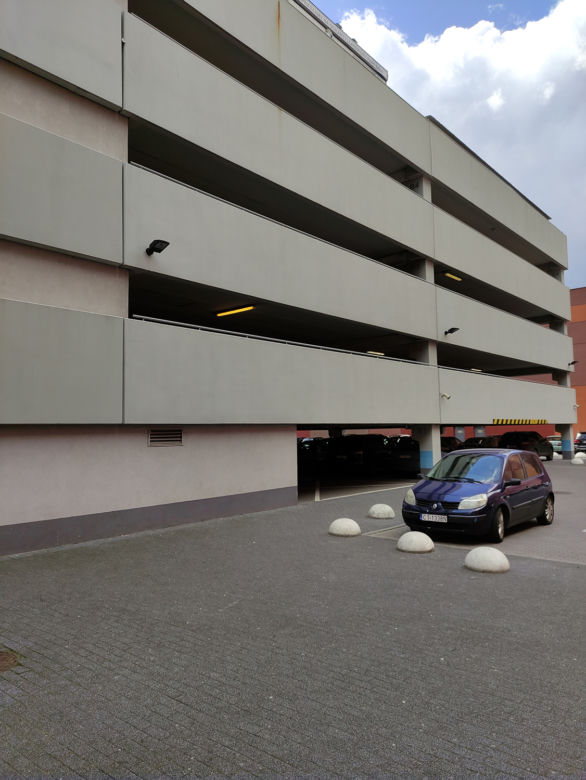 Skoczyła po śmierć z parkingu w Toruniu. W mediach społecznościowych błagała o pomoc?!