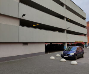 Skoczyła po śmierć z parkingu w Toruniu. W mediach społecznościowych błagała o pomoc?!